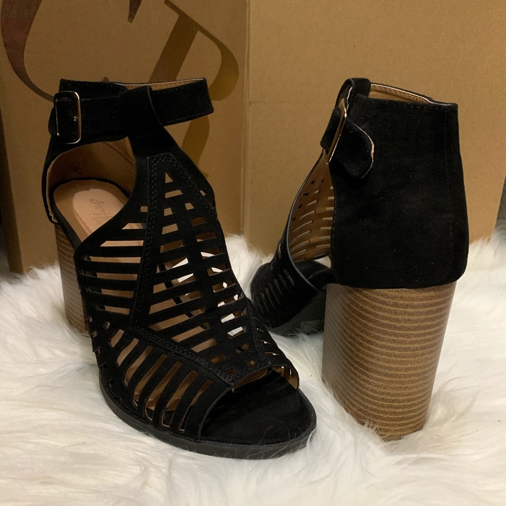 Sandals - Picture 3 of 3